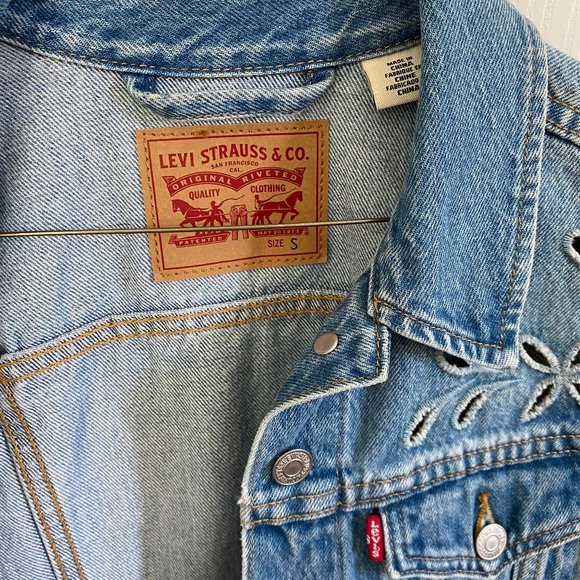 Levi’s Cutout Embroidered Jean Denim Small Mid Wash Button Up Standard Length S - Picture 3 of 4